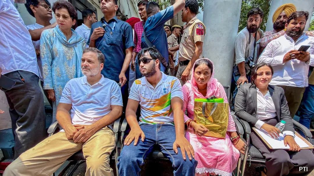 Rahul Gandhi Raises Adivasi Students’ Concerns with Maharashtra CM Devendra Fadnavis